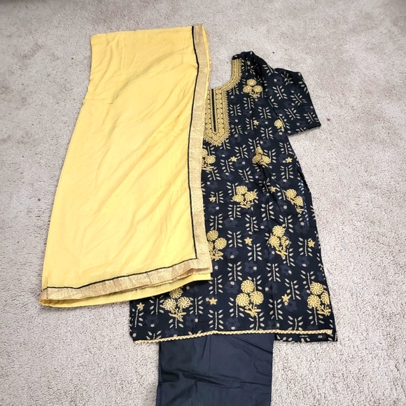 Salwaar Kameez - Picture 1 of 4
